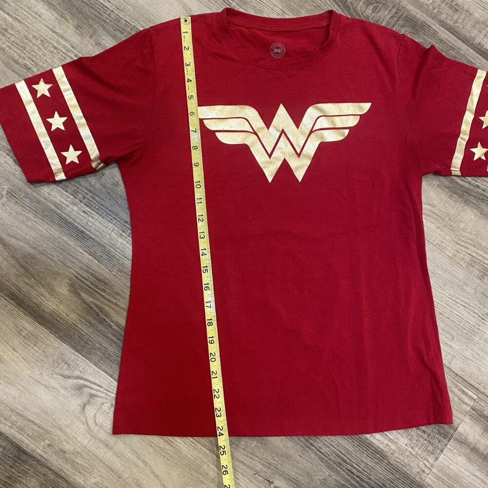 Wonder Woman Gold Foil Striped Sleeves Red Juniors T-Shirt Tee Size XXXL - Picture 4 of 5